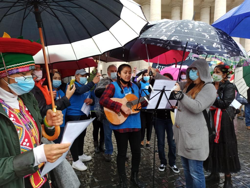 Gente de Paz asisten a la plaza de San Pedro para celebrar el Día Mundial del Migrante y del Refugiado